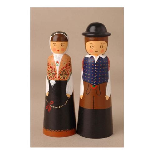 gorenjska noša poslovno darilo Etno galerija skrina Tradicija s posluhom slovenska ljudska noša les spredaj